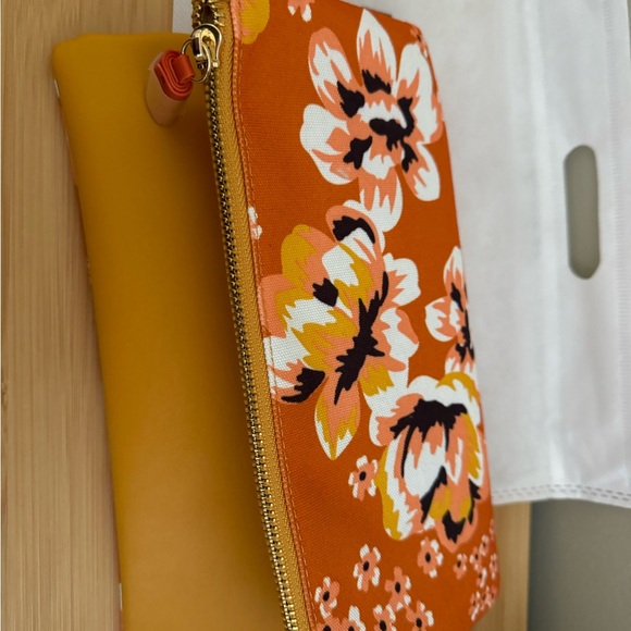 NEW. Rachel Pally Reversible clutch orange/orange floral print - Picture 4 of 9